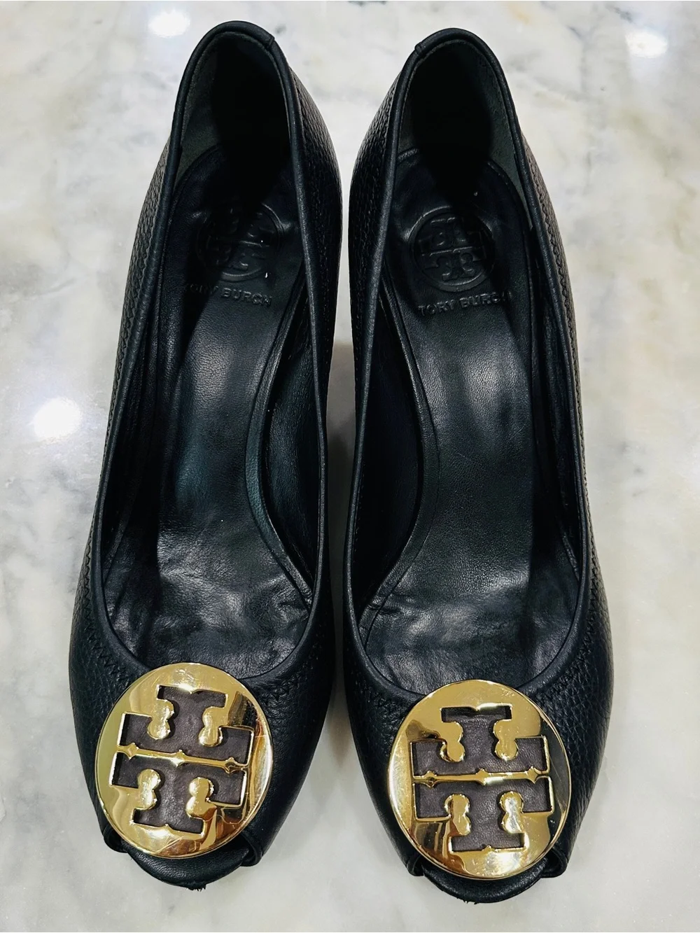 Tory Burch Sally Wedge Pumps Sz 9M gold-tone double-T logo leather.